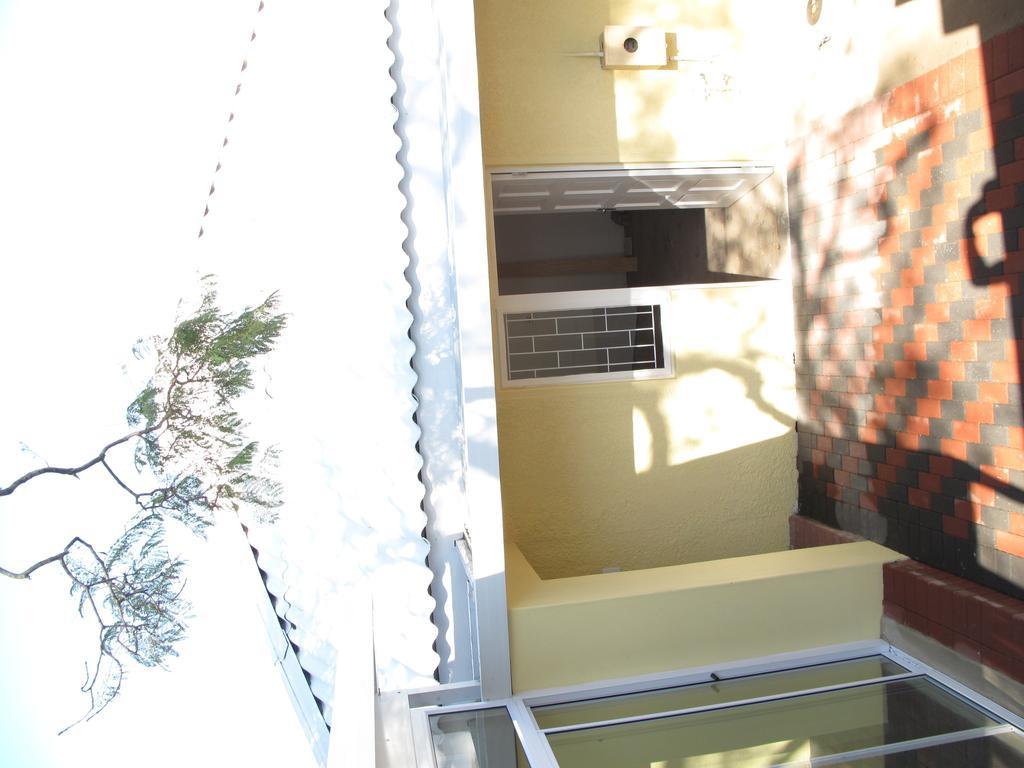 The Crescent Guesthouses - Bnb/Self Catering ダーバン エクステリア 写真