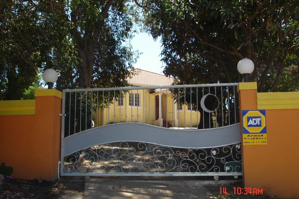 The Crescent Guesthouses - Bnb/Self Catering ダーバン エクステリア 写真