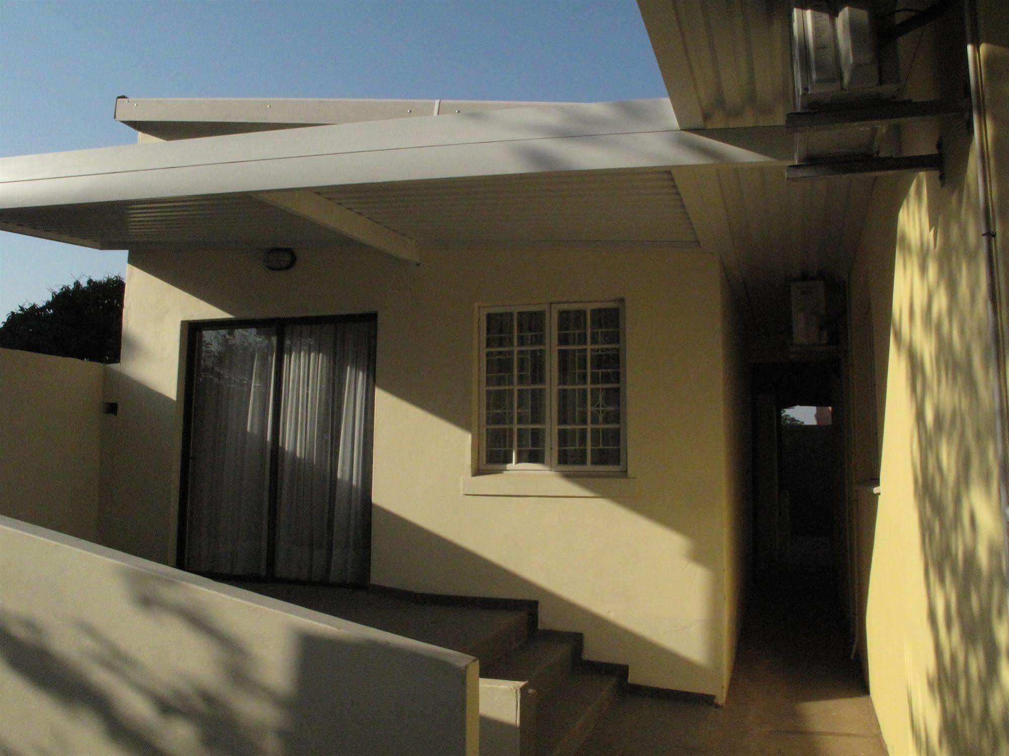 The Crescent Guesthouses - Bnb/Self Catering ダーバン エクステリア 写真